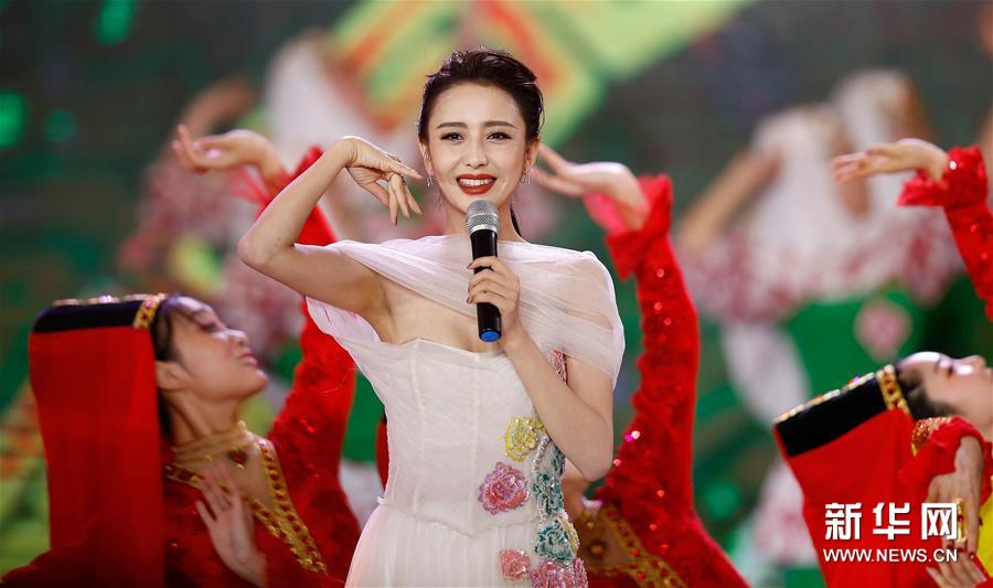 1月8日,佟丽娅在大联欢中演唱歌曲《美丽的刀郎姑娘》.