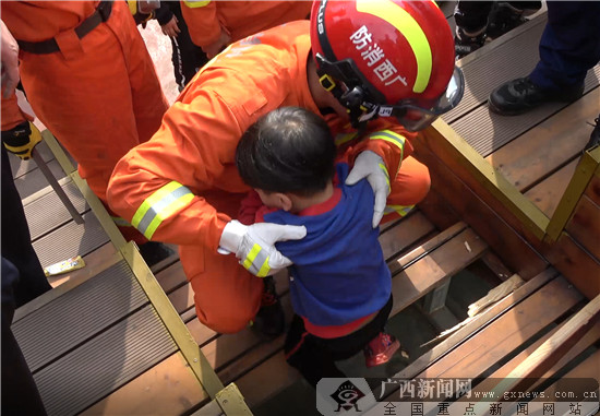 巴马:小孩玩耍不慎被卡木制台阶 消防紧急救援