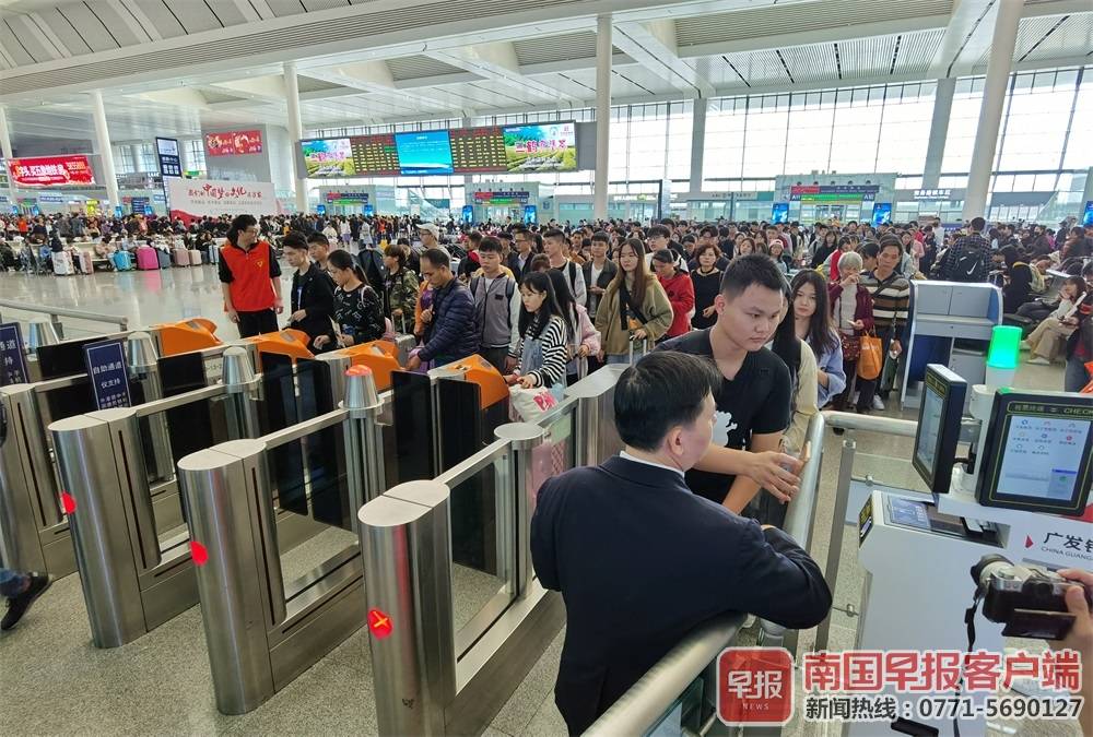春运首日南宁两个火车站预计发送旅客12.1万人次 (2)
