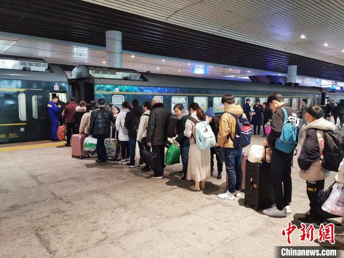 一座爱心桥凝聚一路关爱 为照顾好春运中的重点旅客,金温列车向沿线站