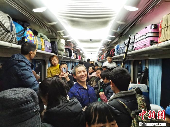 "火车人"的春运故事:行一段旅程 记一路温情
