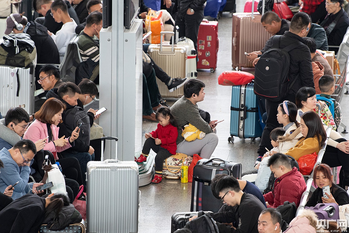 广东人社扶贫专列600名贫困外来工免费踏上返乡路13