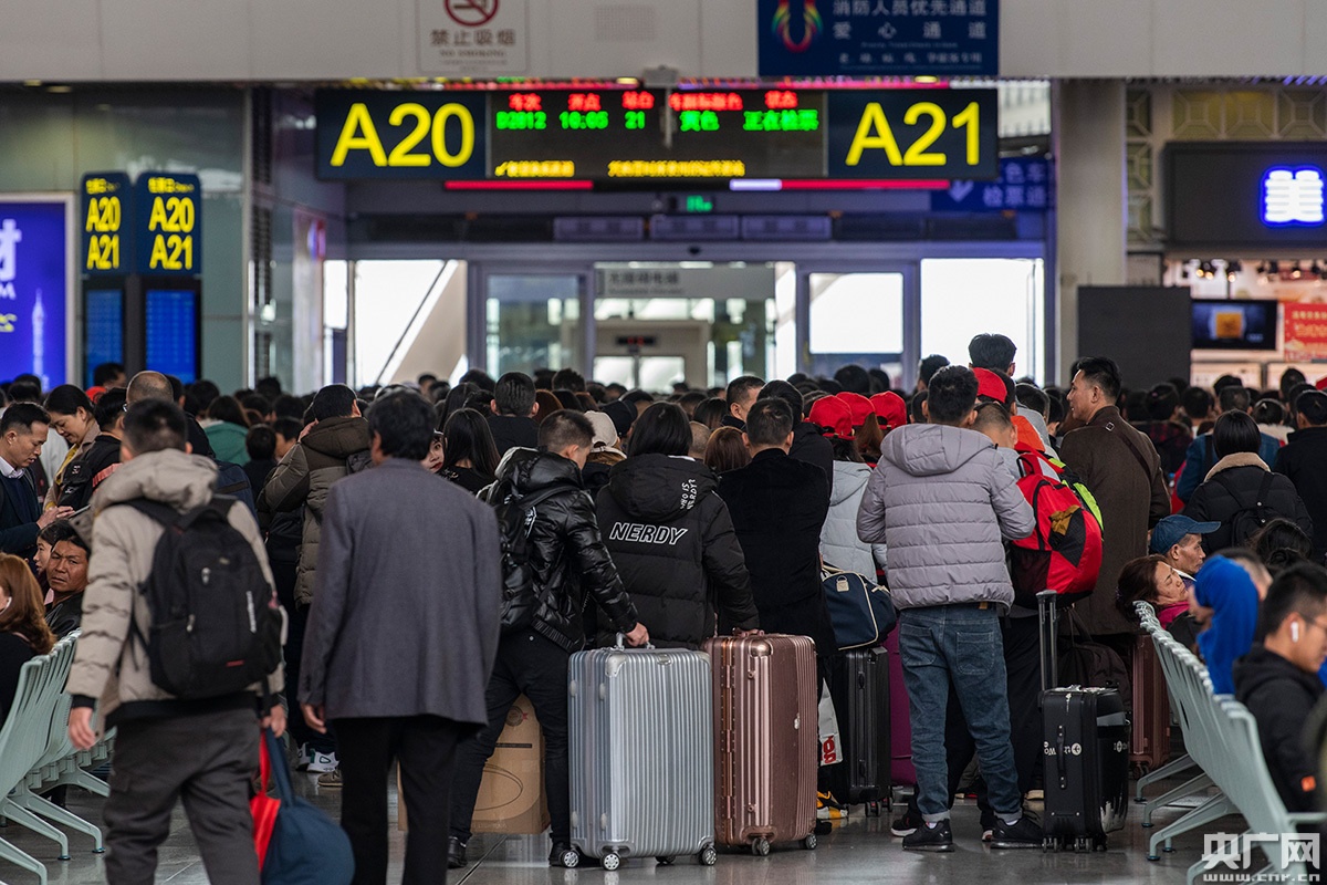 正在广州南站候车室等待,准备踏上回乡过年旅途的乘客们.