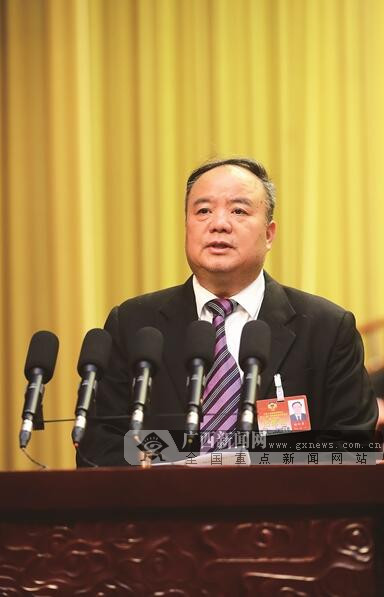 杨和荣(代表自治区政协经济委员会)