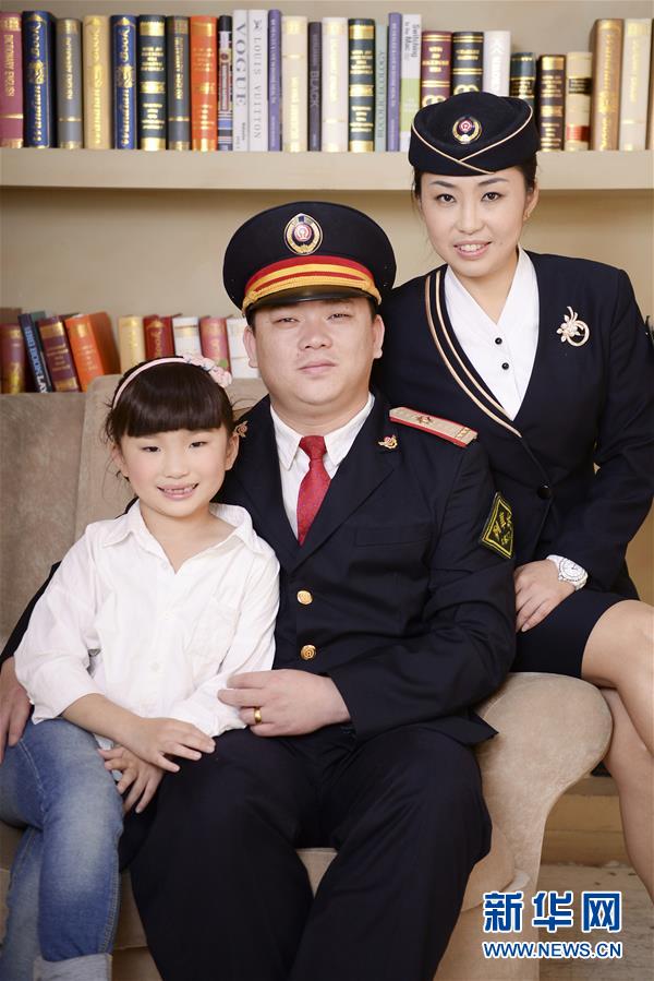 赵耀(中)和妻子陈海燕,女儿赵纯艺在照相馆内合影(2014年10月5日摄).