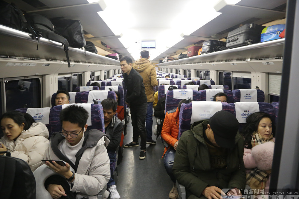 广西首趟夜间动车从南宁东站开出(组图)