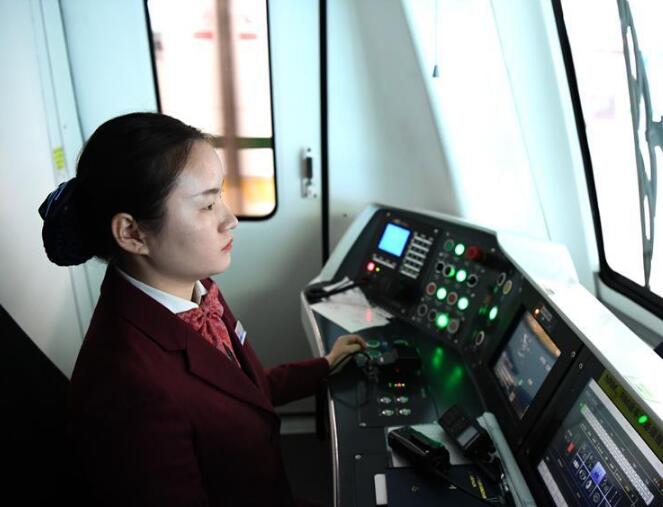 地铁女司机谱写"轨道青春"