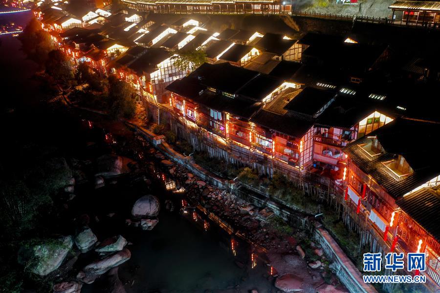 1月17日拍摄的中山古镇夜景(无人机照片).新华社记者 刘潺 摄