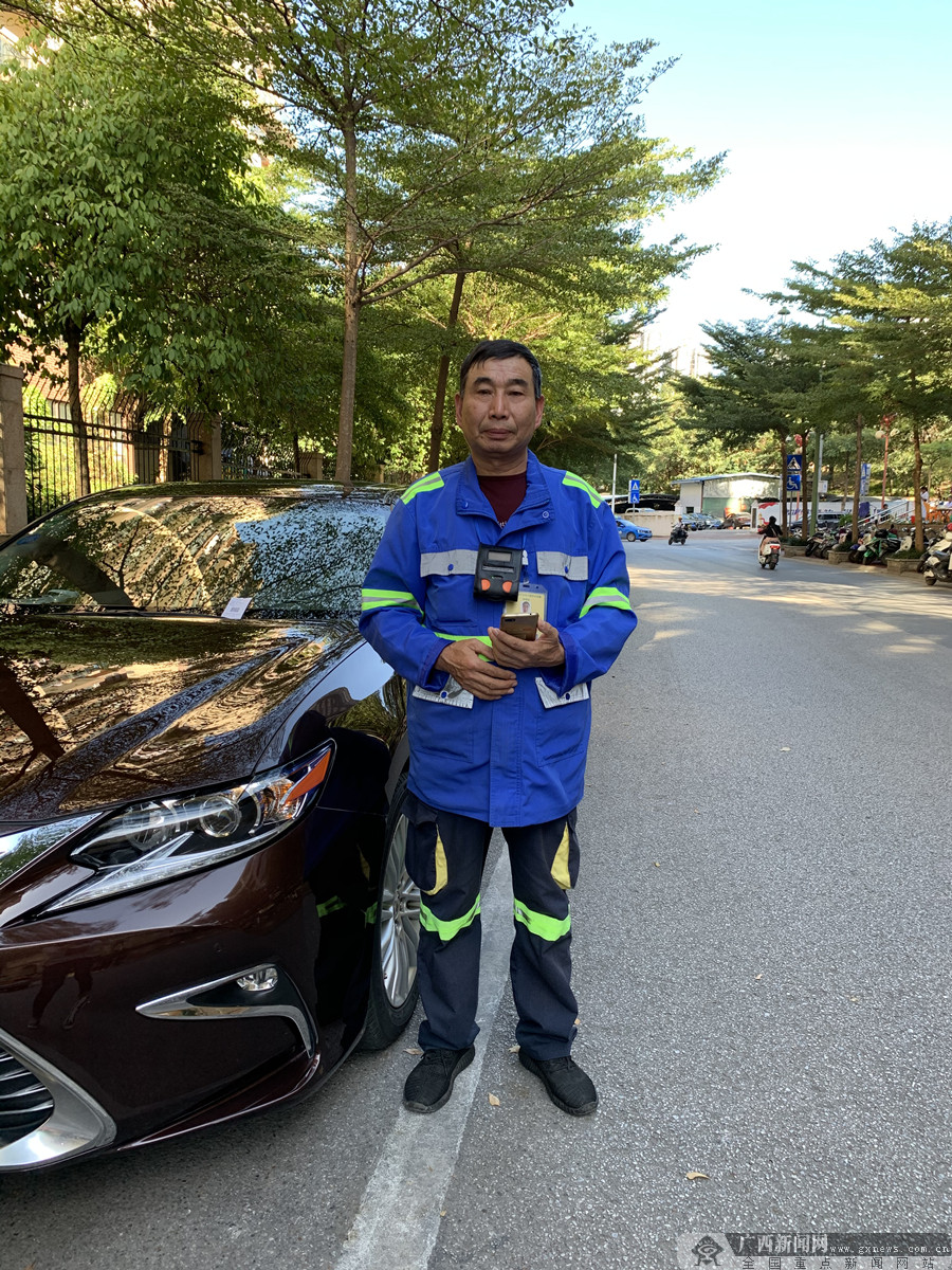 收费员正面形象.广西新闻网通讯员 刘晓玲 摄