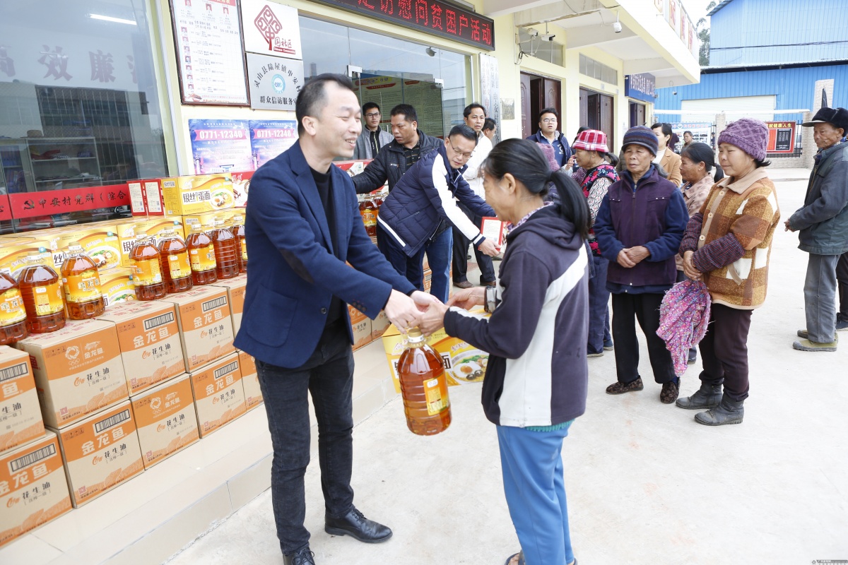 灵山县陆屋镇申安村开展2020年春节走访慰问贫困户活动.