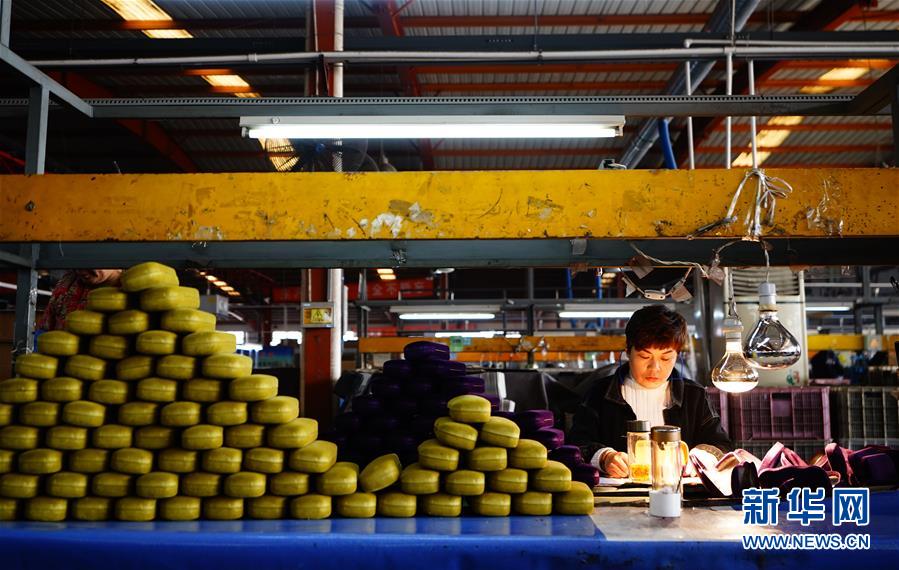 工人在河北省新河县一家公司的车间生产眼镜盒(2019年12月11日摄).