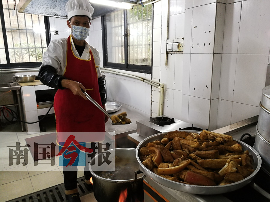 柳州为流浪人士派发年夜饭 欢迎他们进救助站过年