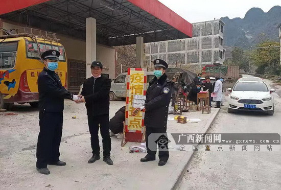 暖心!个体户为抗击疫情民警免费赠送4000个口罩