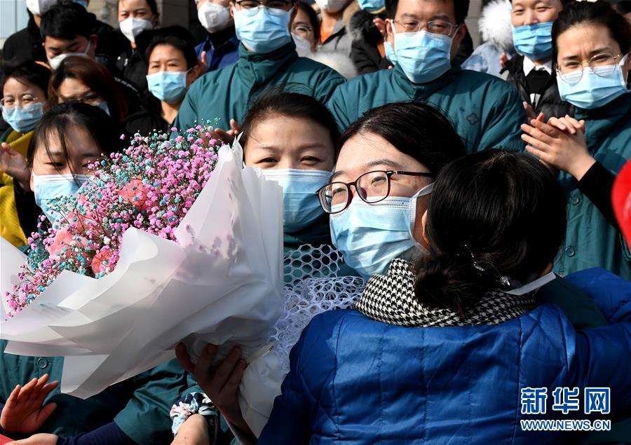 2月2日,送别的同事与河南医疗队队员拥抱.新华社记者 李安 摄