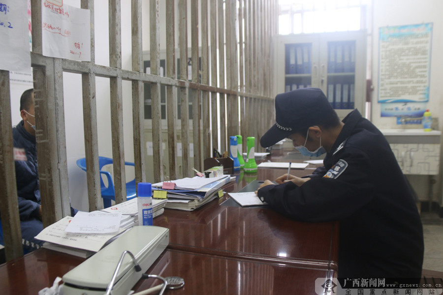 李琦华在给病犯看病.梧州监狱 供图