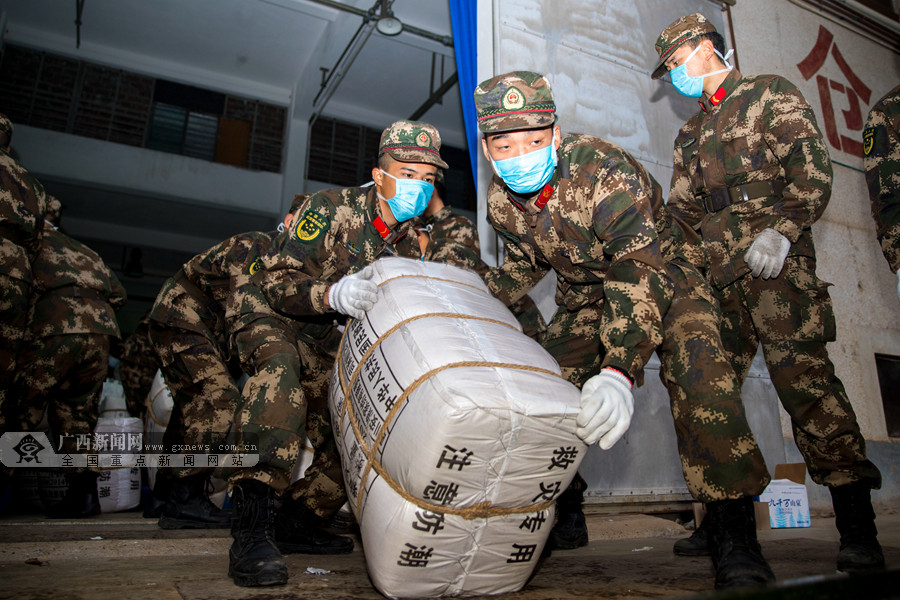 南宁:武警官兵紧急搬运疫情防控救援物资(图) (2/6)