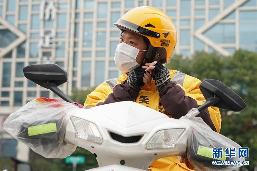 外卖小哥在"疫"线