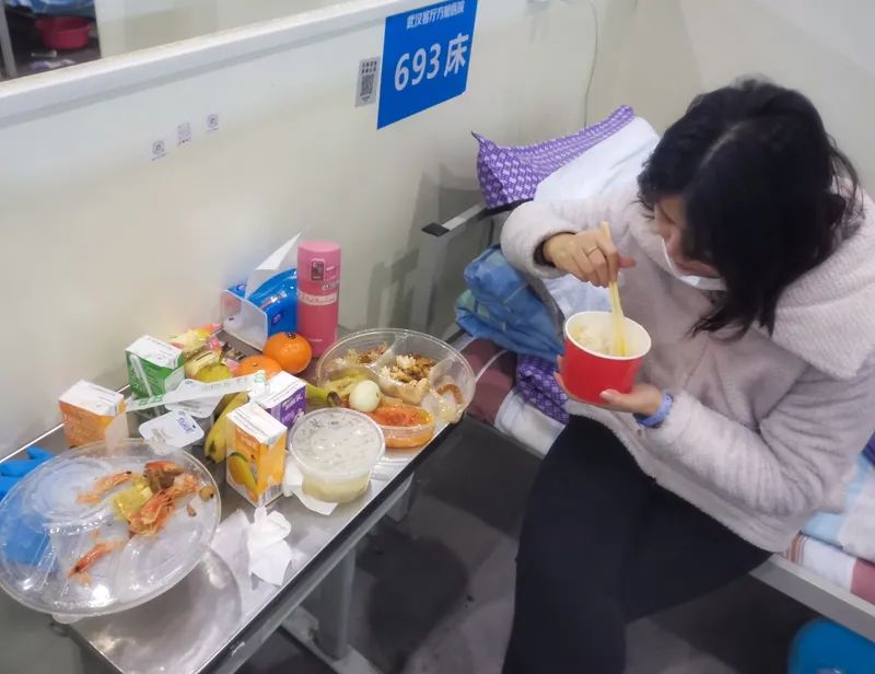 患者吃得到底怎么样?记者探访方舱医院后厨