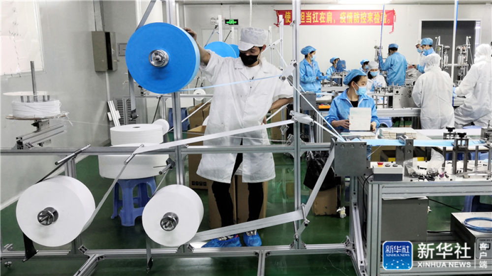 工人在深圳长盈精密技术股份有限公司口罩生产线上作业(3月2日手机