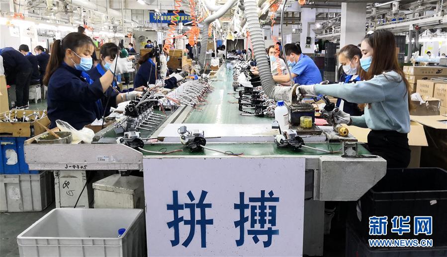 工人在艾美特电器(深圳)有限公司的电风扇生产线上忙碌(3月2日手机