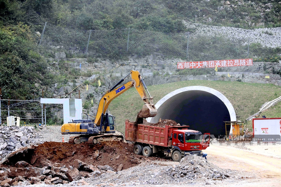 3月11日,在桂柳高速柳州市融安县泗顶镇路段,工程机械在施工作业.