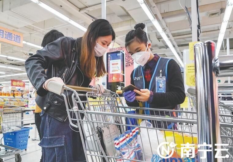 市民在超市扫码支付,安全消费,缩短排队结账时间.记者叶子榕 摄