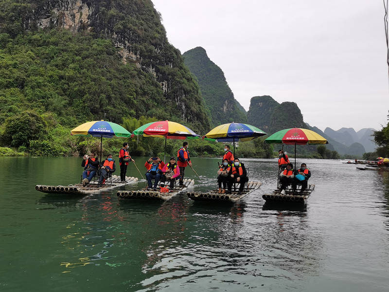 游客在阳朔遇龙河是国家级旅游度假区内乘坐排筏游览.