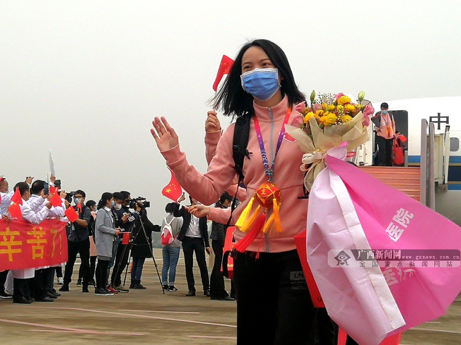 英雄归来广西第二批援湖北抗疫医疗队136人凯旋815