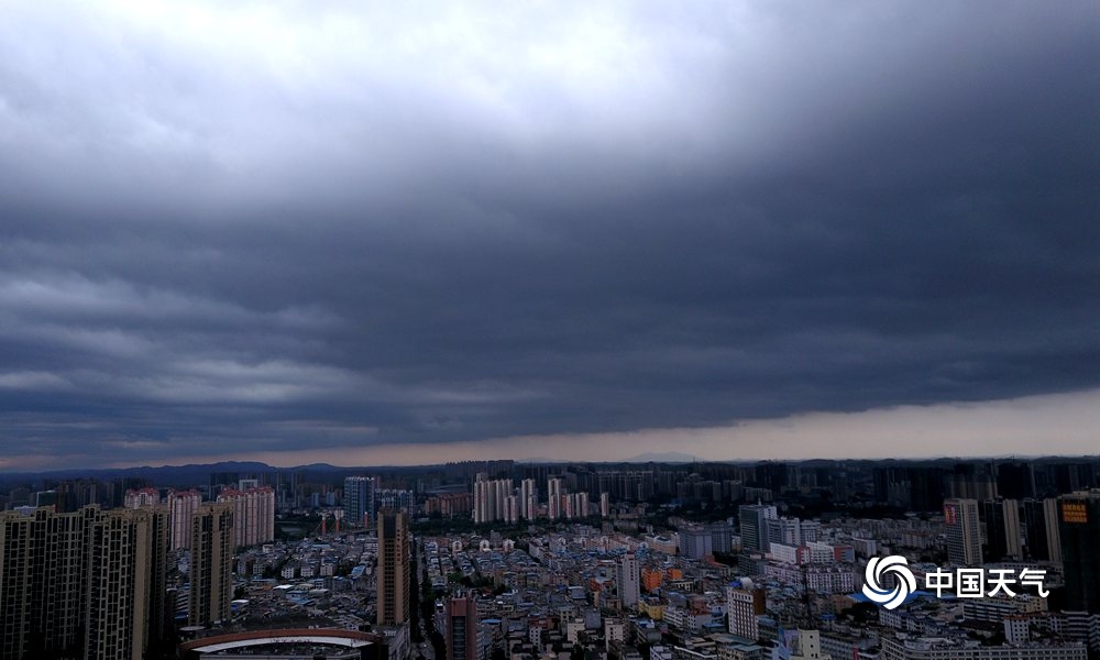 高清组图:乌云翻滚!钦州"黑云压城"如魔幻大片 (2)