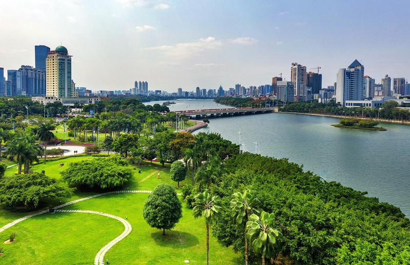 南湖公园内水清景美,环境治理成效在这个春天得到呈现.