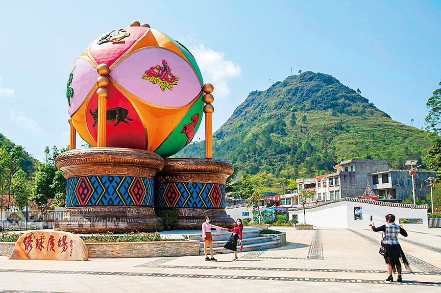 这是游客在素有"绣球之乡"美誉的靖西市旧州镇体验壮族文化魅力
