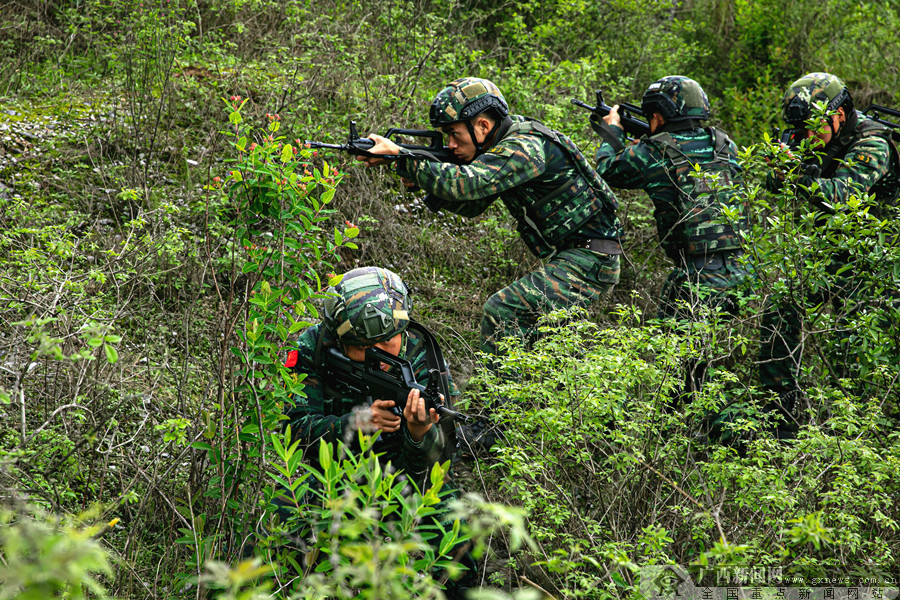 奔赴战场桂林武警加强反恐演练