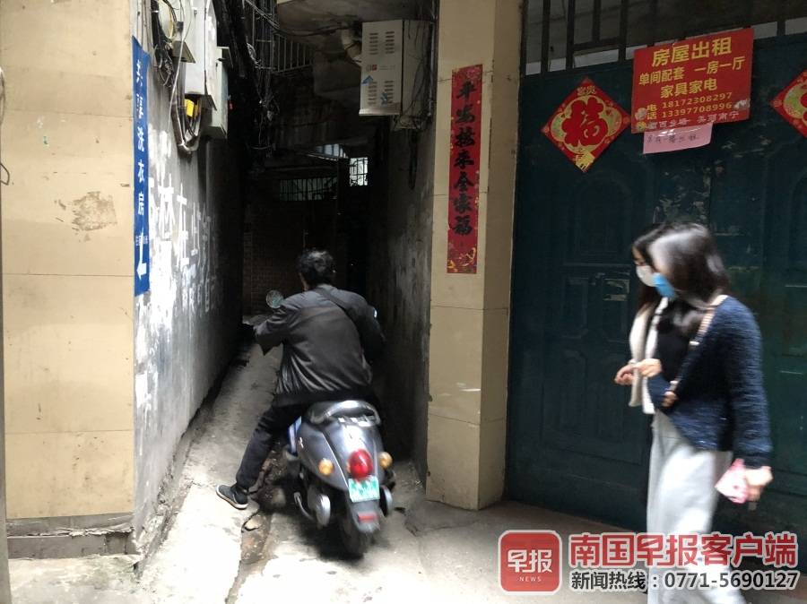 友爱村里的居民通过附近小道通行.南国早报记者 程浩楠摄