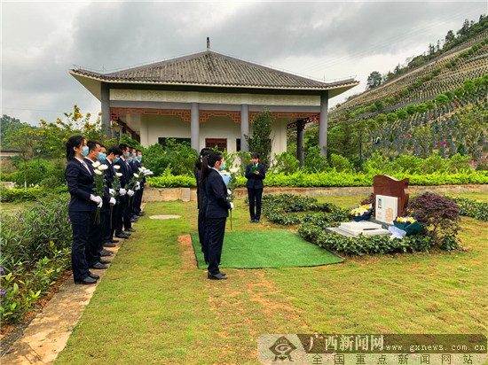 百色市百福园工作人员缅怀黄文秀同志,敬献鲜花.百色市百福园墓园供图