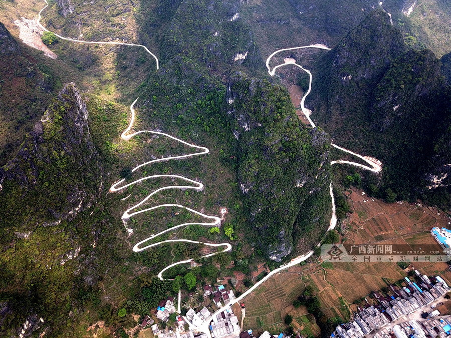 六也乡边弄公路.广西新闻网通讯员 韦哲 摄百马乡中和村村屯道路.