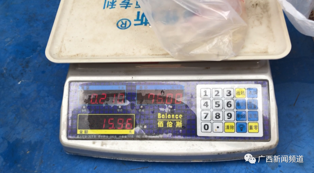 南宁厢竹海鲜市场又见缺斤短两,摊主称重遮重量