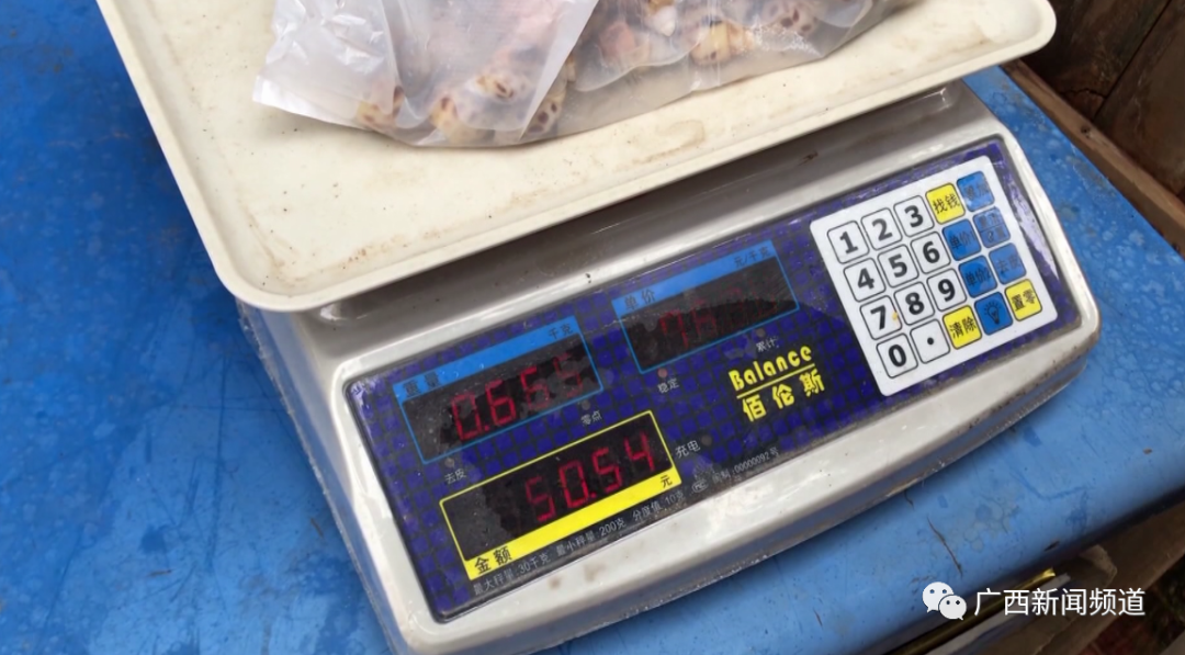 南宁厢竹海鲜市场又见缺斤短两,摊主称重遮重量