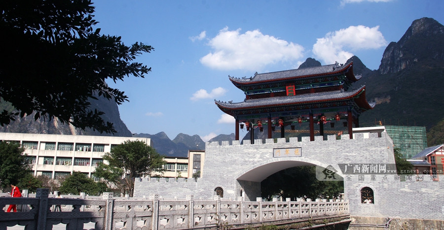 寻芳到泗城 云深景亦新