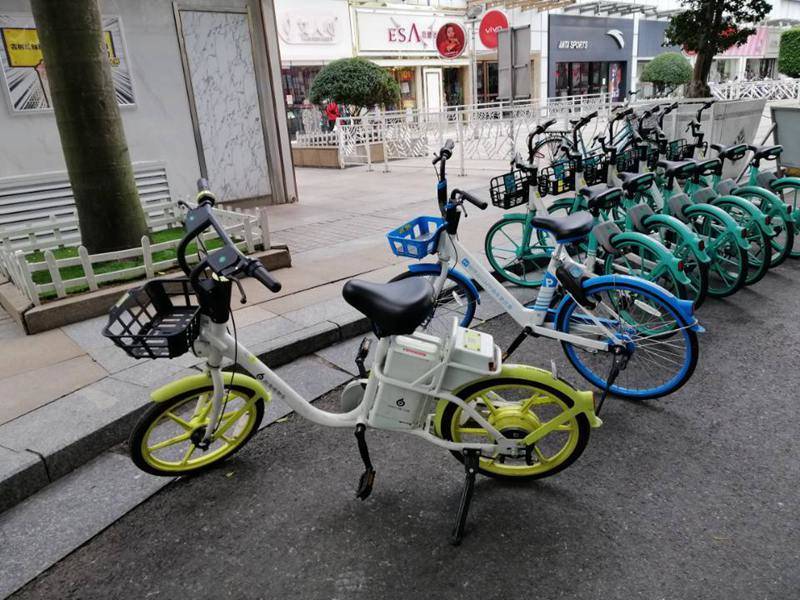 南宁青秀万达门前,71辆无牌共享电动车被拖走!