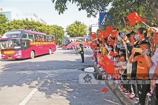 群众夹道欢迎白衣战士.