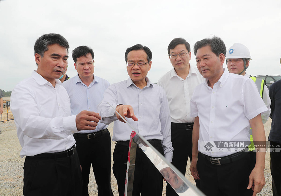 陈武考察龙潭产业园建设并主持召开工作推进会