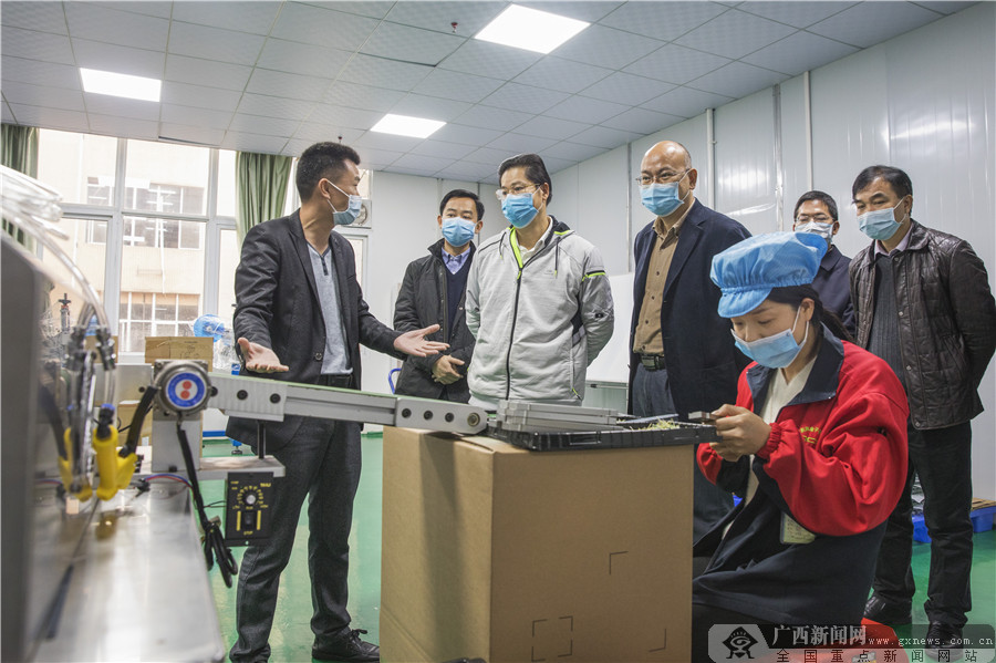 2020年4月3日关礼厅长(左三)在宾阳县广西和声电子有限公司调研.
