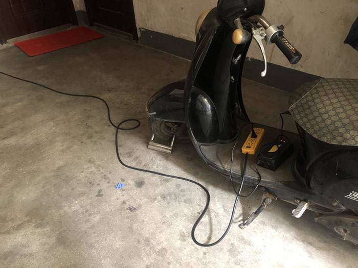 小区业主飞线充电被剪贴威胁书我也剪你家排插