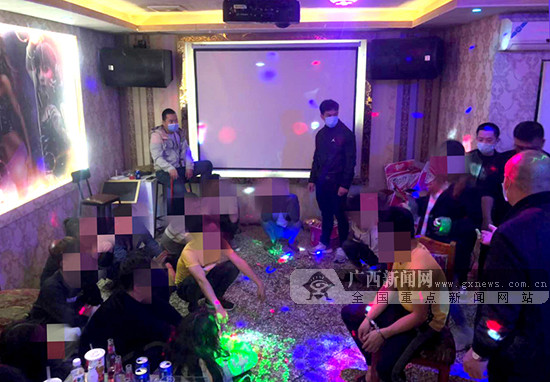 图为民警查处吸毒窝点现场.广西新闻网通讯员 吴镇全 颜翔 摄