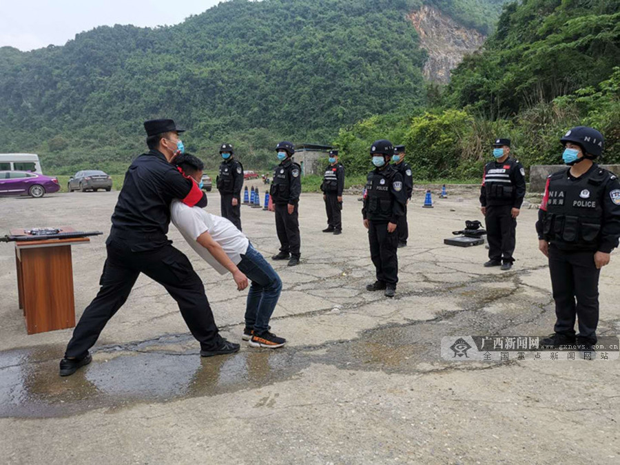 广西大新边境管理大队巡控队开展应急处突演练88