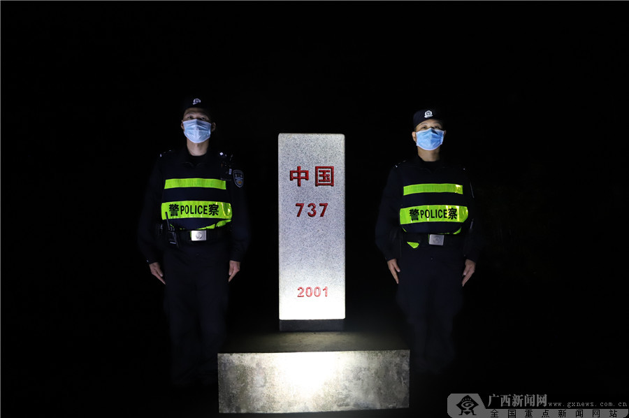 组图移民管理警察坚守岗位度五一66