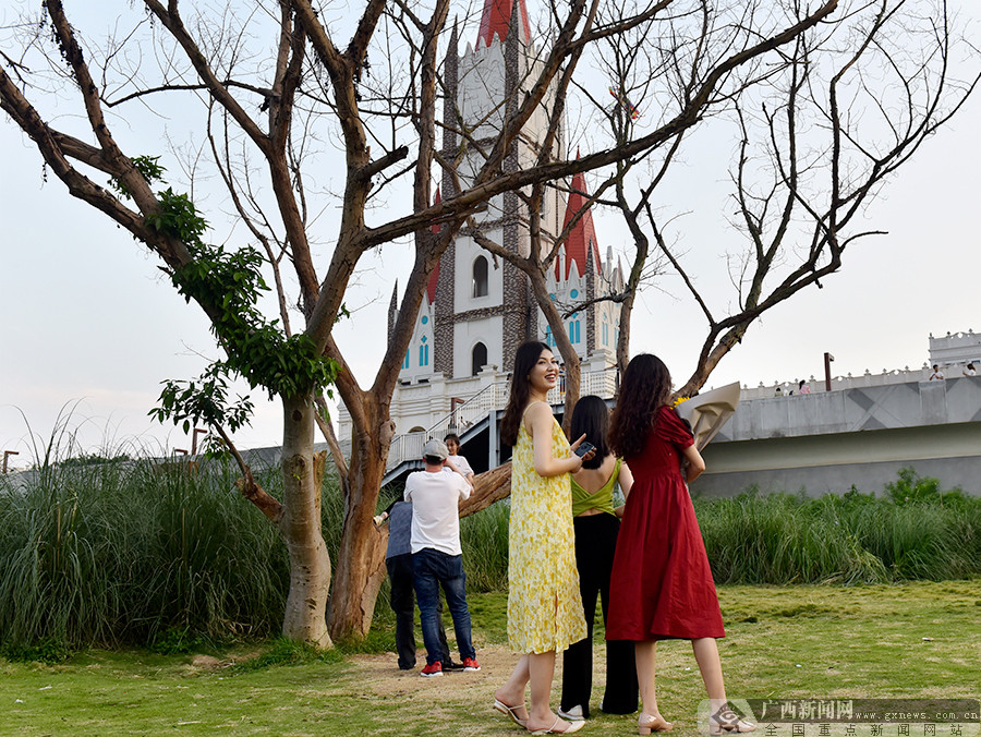 陽光灑下,水面泛起點點金光……走進南寧網紅拍照打卡聖地——亭子