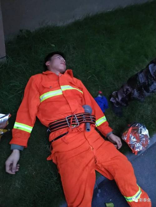 小区业主家中突发火灾,护卫员多次冲火场救人晕倒