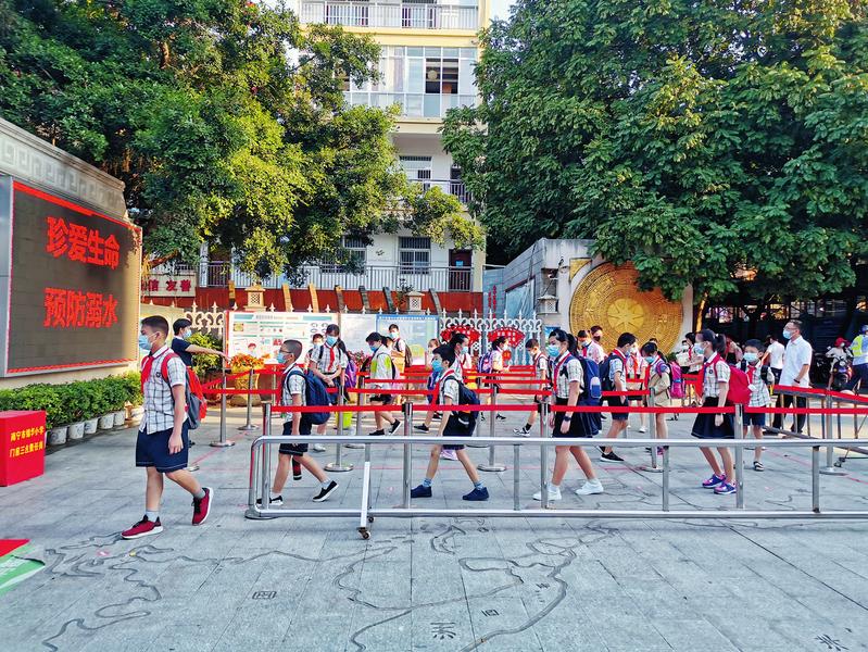 锦华小学四至六年级学生有序入校.(学校供图)