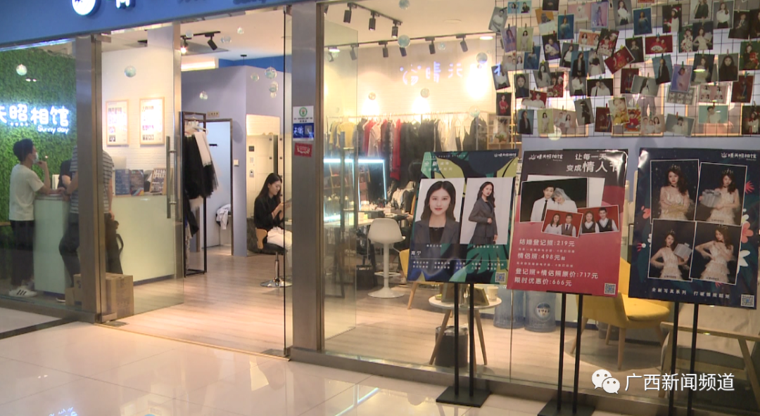 店长告诉记者,从五一开始,冲着520这个好日子,来拍摄个性结婚登记照的